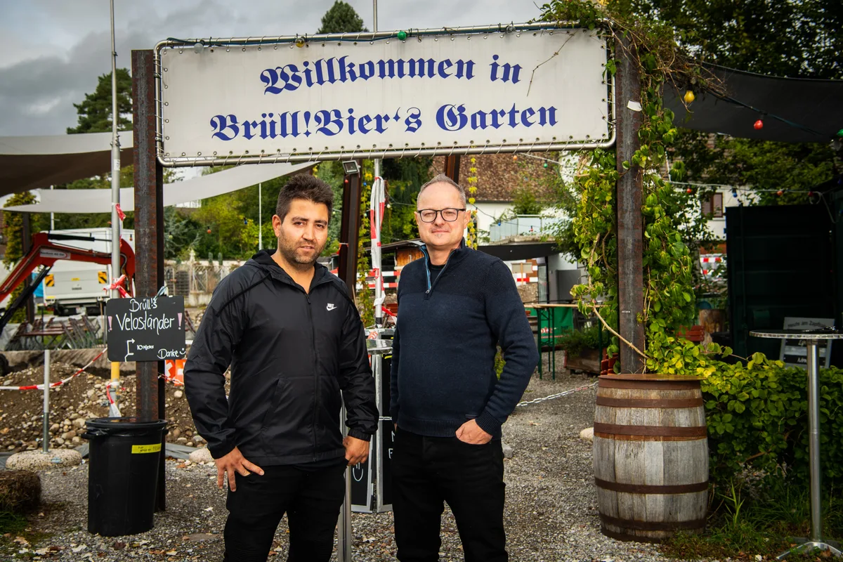 Paul Buchs (links) hatte vor dem Berggasthaus den Biergarten in Pfäffikon betrieben. Das «Rosinli» hat er erst Anfang 2023 übernommen. (Archiv) Zwei Herren stehen vor dem Eingang eines Biergartens.
